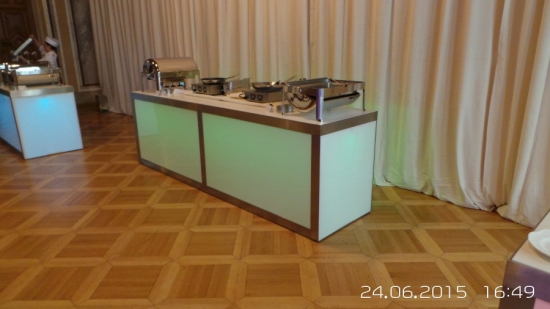 Nirobuffet mit LED beleuchteter Plexifront und wei�er Deckplatte, 150 cm