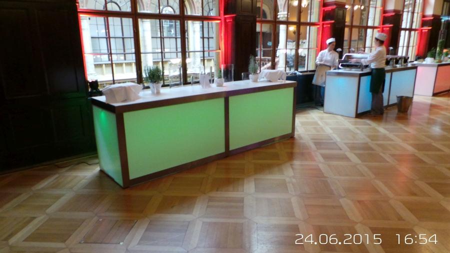 Nirobuffet mit LED beleuchteter Plexifront und wei�er Deckplatte, 150 cm