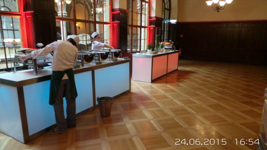 Nirobuffet mit LED beleuchteter Plexifront und wei�er Deckplatte, 150 cm