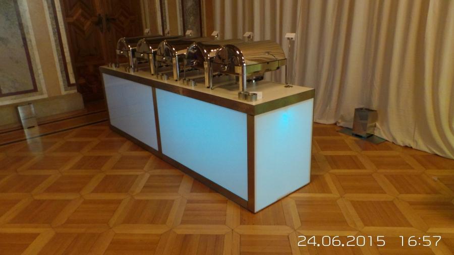 Nirobuffet mit LED beleuchteter Plexifront und wei�er Deckplatte, 150 cm
