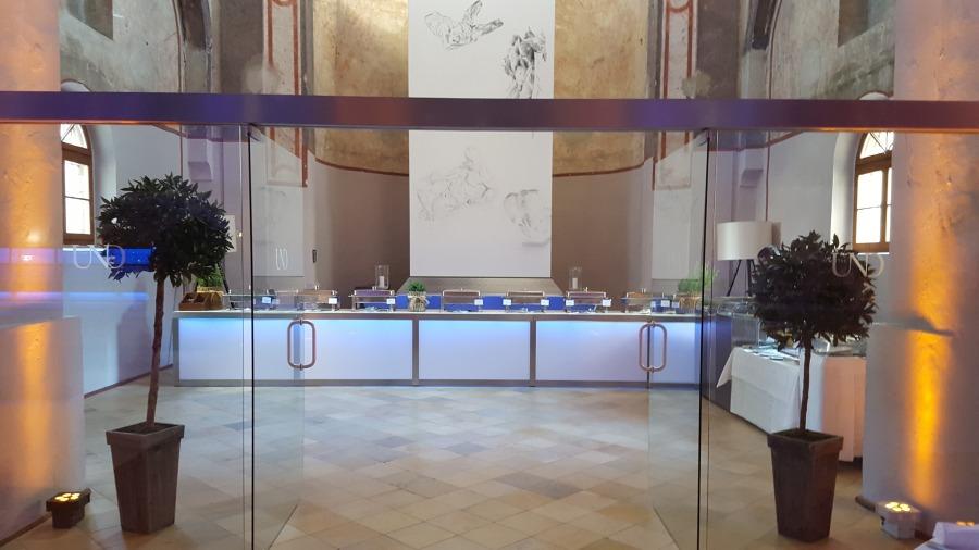 Nirobuffet mit LED beleuchteter Plexifront und wei�er Deckplatte, 150 cm