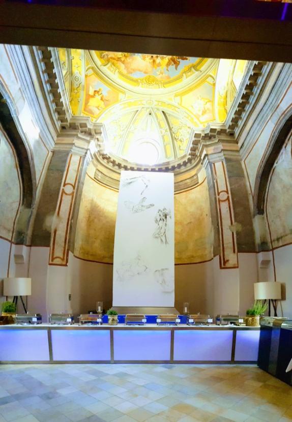 Nirobuffet mit LED beleuchteter Plexifront und wei�er Deckplatte, 150 cm