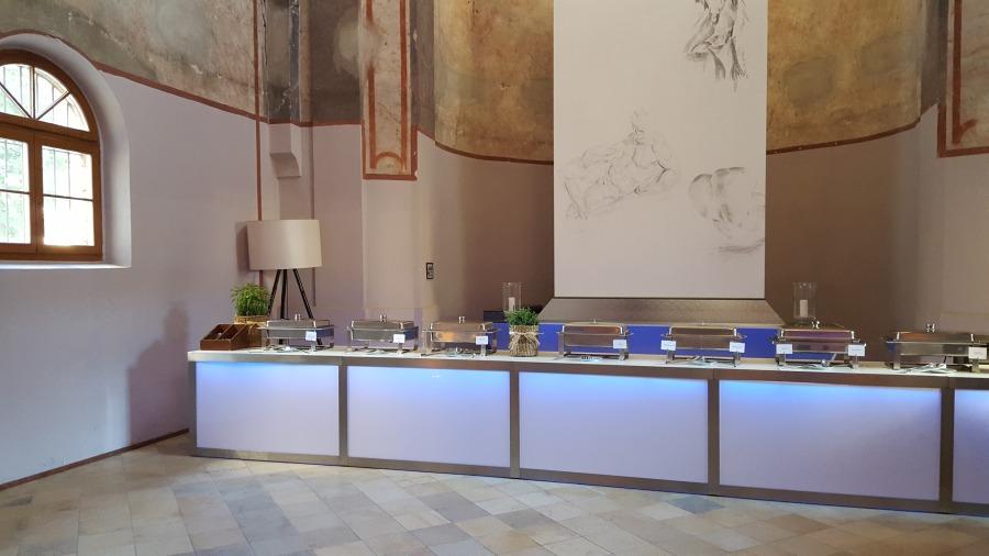 Nirobuffet mit LED beleuchteter Plexifront und wei�er Deckplatte, 150 cm