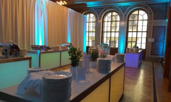 Nirobuffet mit LED beleuchteter Plexifront und wei�er Deckplatte, 150 cm