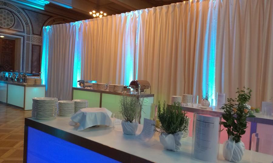 Nirobuffet mit LED beleuchteter Plexifront und wei�er Deckplatte, 150 cm