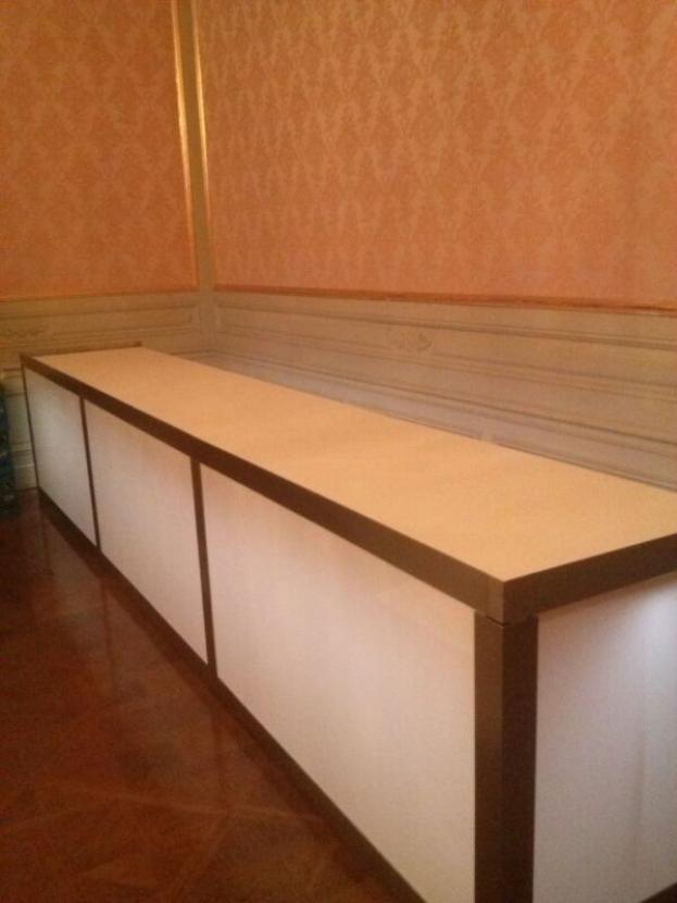 Nirobuffet mit LED beleuchteter Plexifront und wei�er Deckplatte, 150 cm