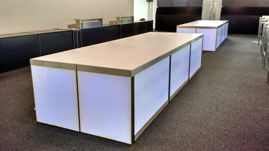 Nirobuffet mit LED beleuchteter Plexifront und wei�er Deckplatte, 150 cm