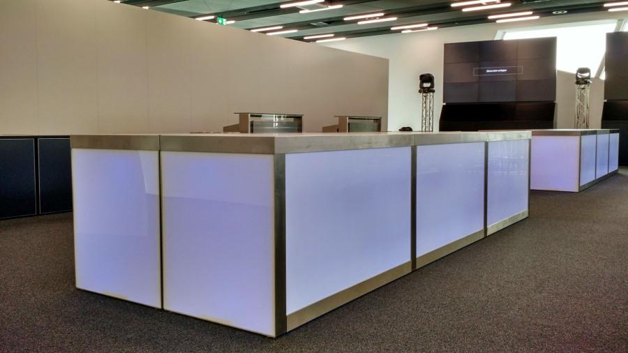 Nirobuffet mit LED beleuchteter Plexifront und wei�er Deckplatte, 150 cm