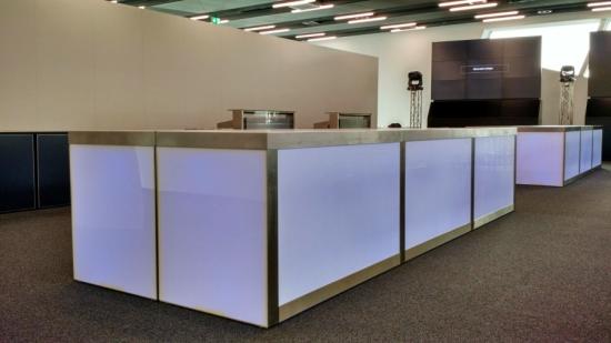 Nirobuffet mit LED beleuchteter Plexifront und wei�er Deckplatte, 150 cm