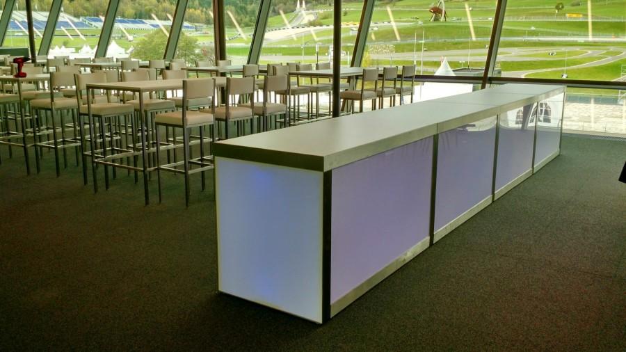 Nirobuffet mit LED beleuchteter Plexifront und wei�er Deckplatte, 150 cm