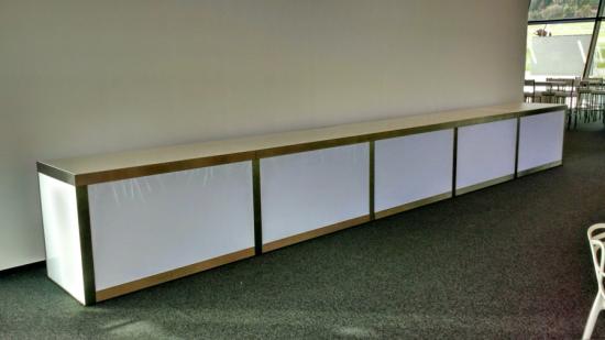 Nirobuffet mit LED beleuchteter Plexifront und wei�er Deckplatte, 150 cm