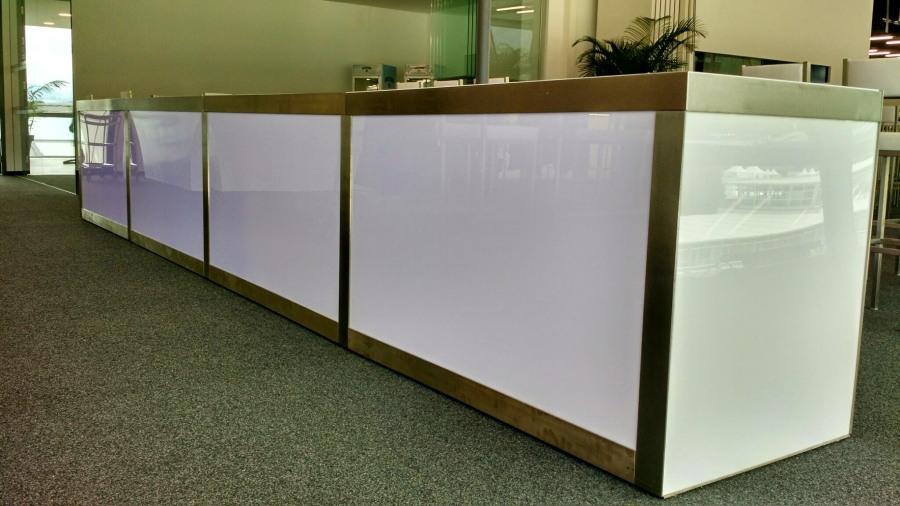 Nirobuffet mit LED beleuchteter Plexifront und wei�er Deckplatte, 150 cm