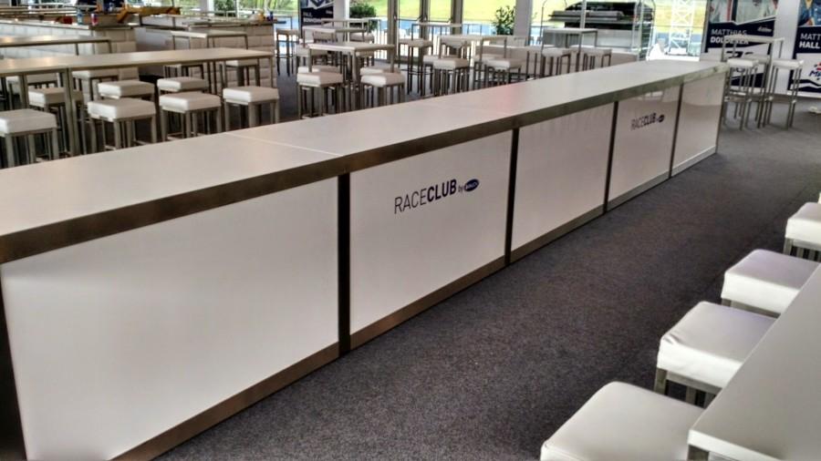 Nirobuffet mit LED beleuchteter Plexifront und wei�er Deckplatte, 150 cm