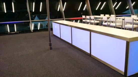 Nirobuffet mit LED beleuchteter Plexifront und wei�er Deckplatte, 150 cm
