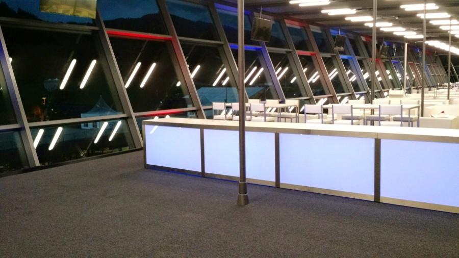 Nirobuffet mit LED beleuchteter Plexifront und wei�er Deckplatte, 150 cm