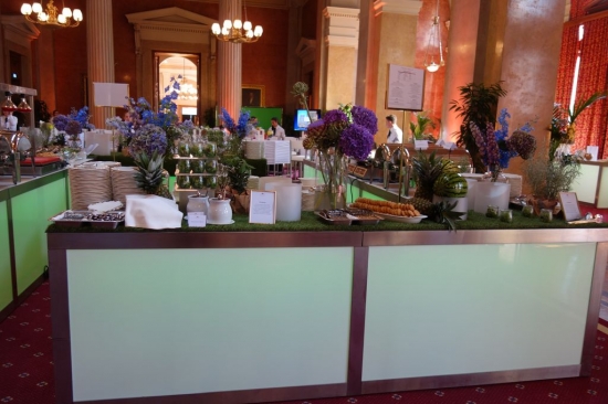 Nirobuffet mit LED beleuchteter Plexifront und wei�er Deckplatte, 150 cm