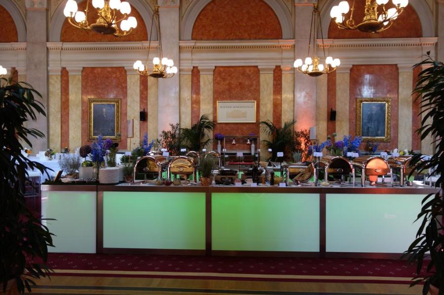 Nirobuffet mit LED beleuchteter Plexifront und wei�er Deckplatte, 150 cm