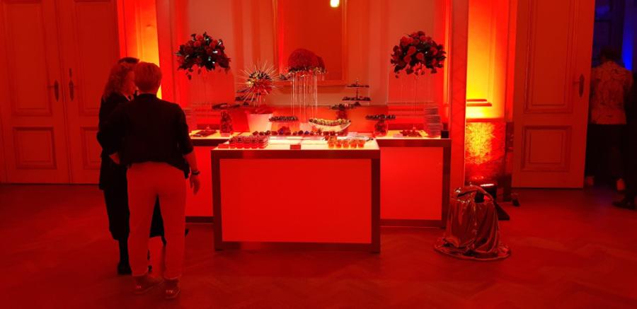 Nirobuffet, 150 cm - Front: Beleuchtung - Top: Beleuchtung