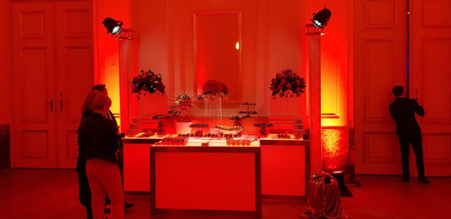 Nirobuffet, 150 cm - Front: Beleuchtung - Top: Beleuchtung