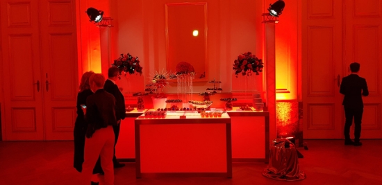 Nirobuffet, 150 cm - Front: Beleuchtung - Top: Beleuchtung
