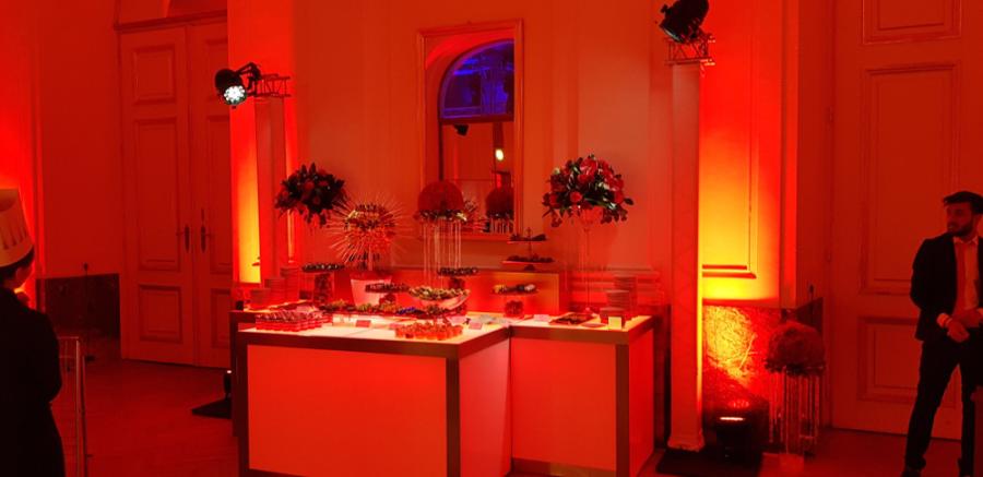 Nirobuffet, 150 cm - Front: Beleuchtung - Top: Beleuchtung