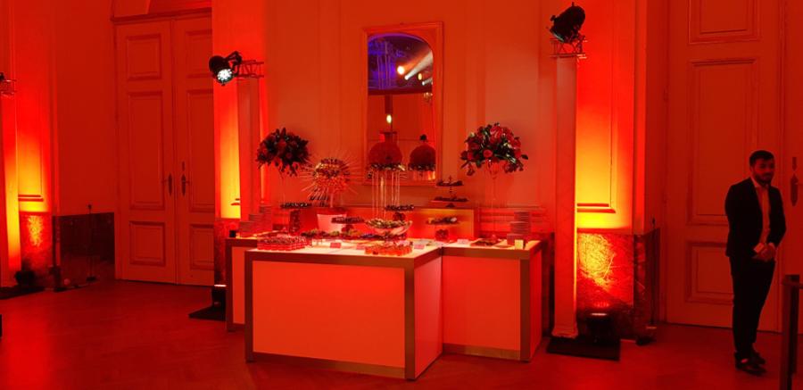 Nirobuffet, 150 cm - Front: Beleuchtung - Top: Beleuchtung