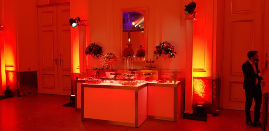 Nirobuffet, 150 cm - Front: Beleuchtung - Top: Beleuchtung