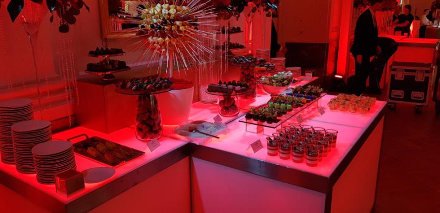 Nirobuffet, 150 cm - Front: Beleuchtung - Top: Beleuchtung