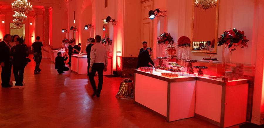 Nirobuffet, 150 cm - Front: Beleuchtung - Top: Beleuchtung