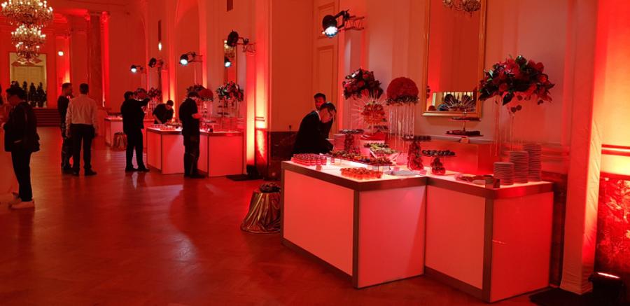 Nirobuffet, 150 cm - Front: Beleuchtung - Top: Beleuchtung