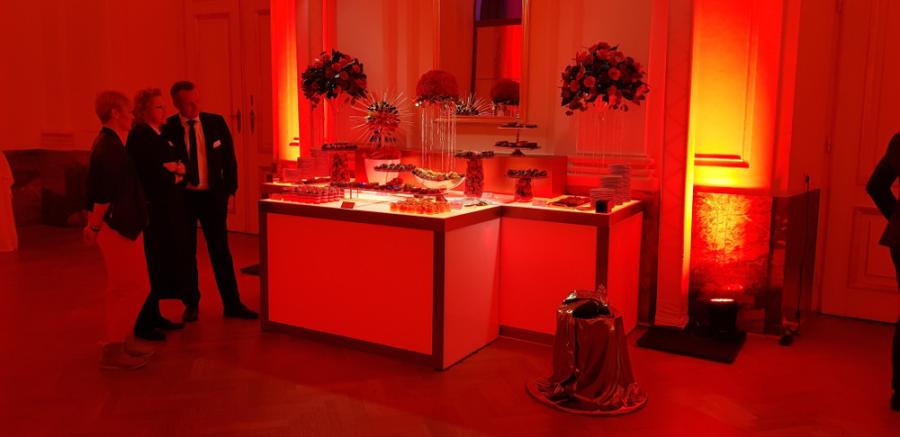 Nirobuffet, 150 cm - Front: Beleuchtung - Top: Beleuchtung