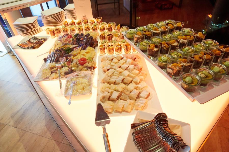 Nirobuffet mit wei�er Front- und beleuchter Deckplatte, 150 cm