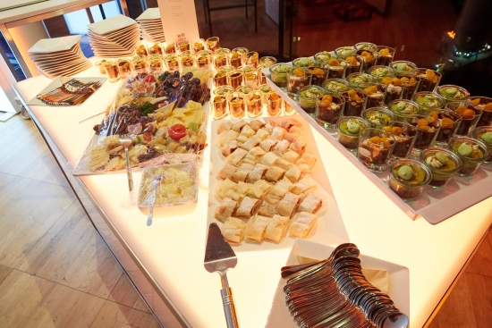 Nirobuffet mit wei�er Front- und beleuchter Deckplatte, 150 cm
