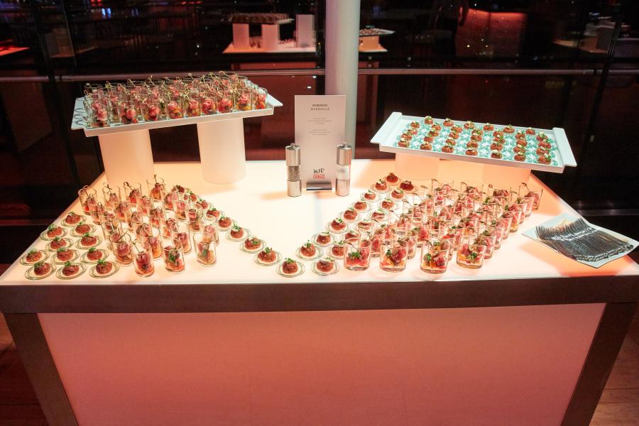 Nirobuffet mit wei�er Front- und beleuchter Deckplatte, 150 cm