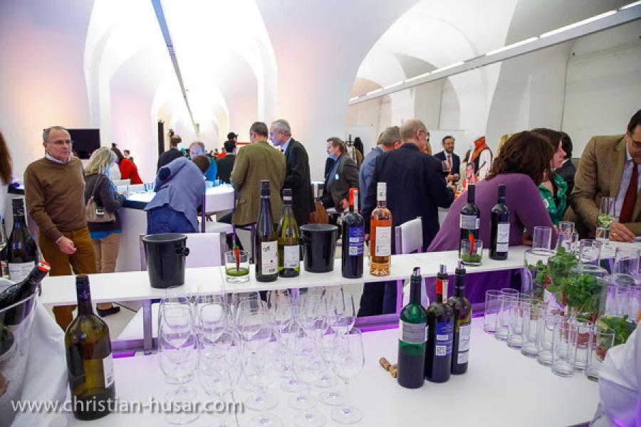 Nirobar, Element mit LED beleuchteter Plexifront und wei�er Deckplatte, 150 cm