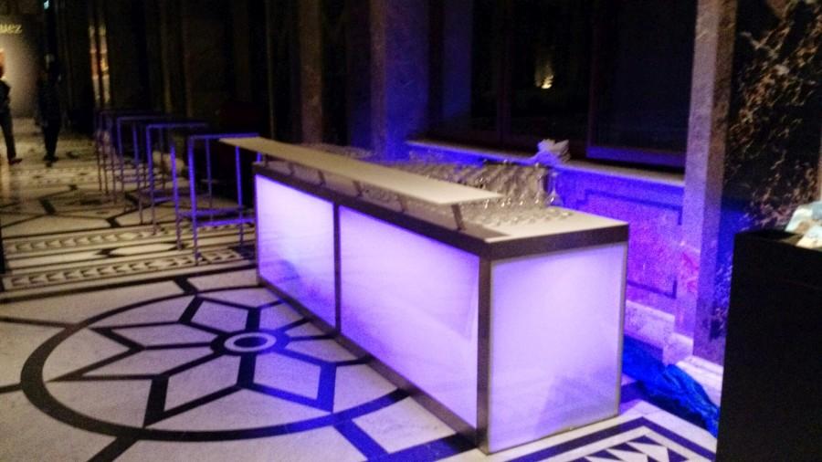 Nirobar, Element mit LED beleuchteter Plexifront und wei�er Deckplatte, 150 cm