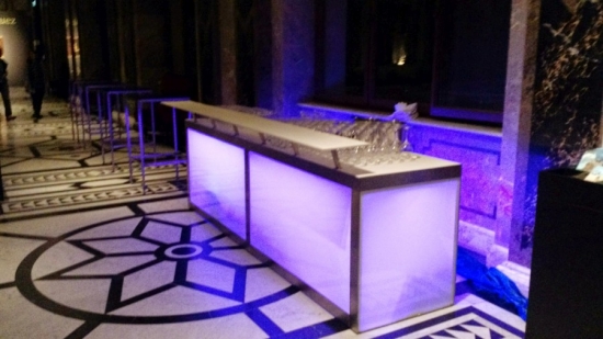 Nirobar, Element mit LED beleuchteter Plexifront und wei�er Deckplatte, 150 cm