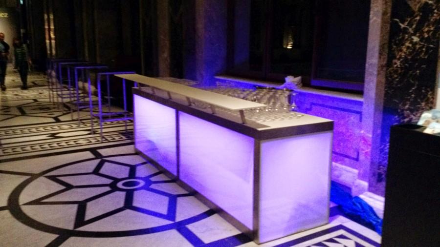 Nirobar, Element mit LED beleuchteter Plexifront und wei�er Deckplatte, 150 cm