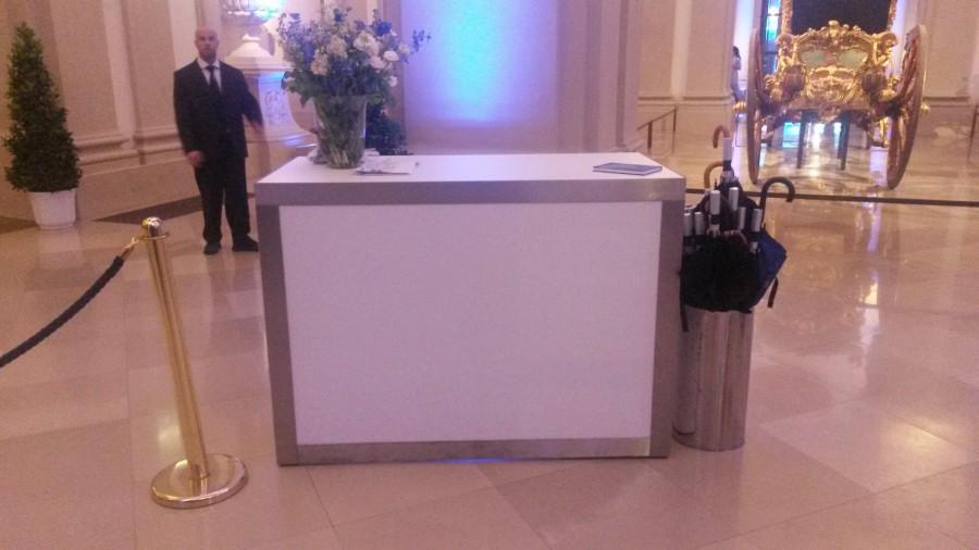 Empfangspult, Niro, mit wei�er Front & Deckplatte, 150 cm breit