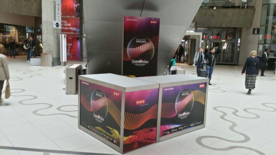 Empfangspult, Niro, mit wei�er Front & Deckplatte, 150 cm breit