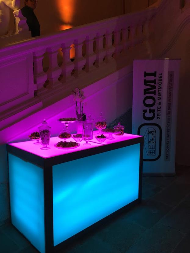 Empfangspult, 150 cm - Front: Beleuchtung - Top: Beleuchtung