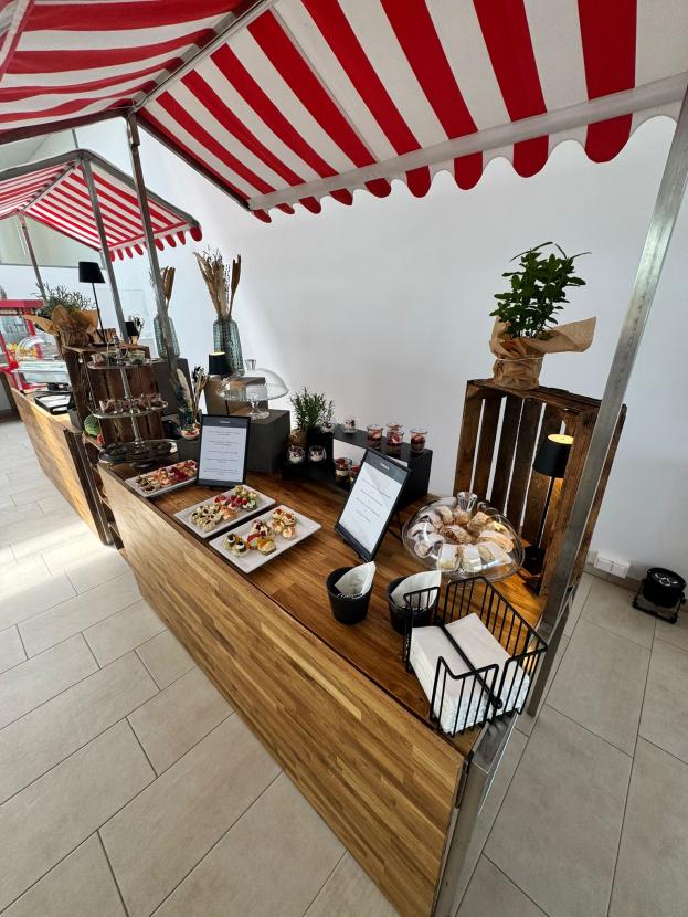 Marktstand - Tischplatte: Eiche - Dach: rot-wei�