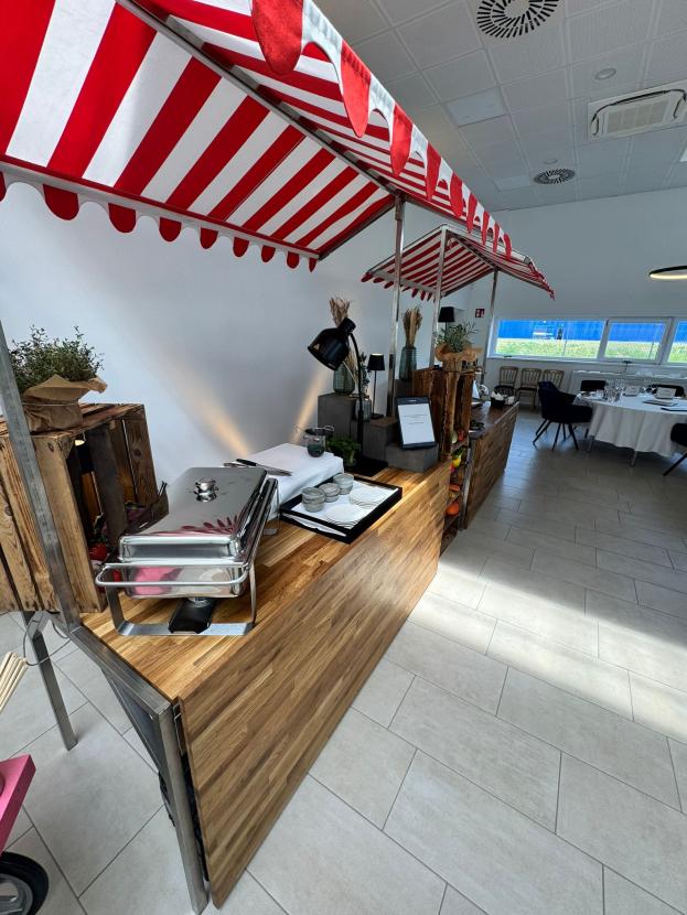 Marktstand - Tischplatte: Eiche - Dach: rot-wei�