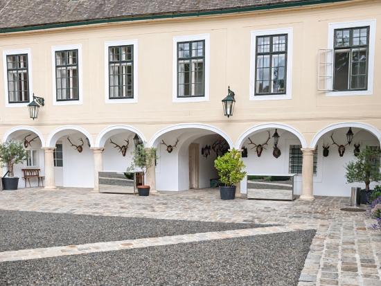 Buffetw�rfel 80 cm x 160 cm / 90 cm hoch - Front: Spiegel - Top: wei�e Platte