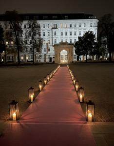 Steg (Unterbau) mit insg. ca. 38 bis 40 lfm Teppich mit Folie