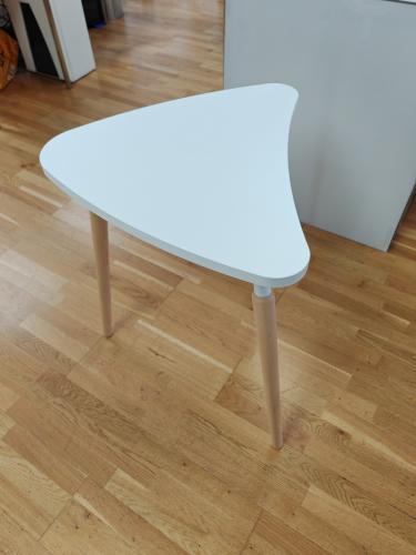 Tisch Dreieck gebogen, ca. 65 Seitenl�nge und 73 cm hoch, Holzf�sse - Platte: wei�